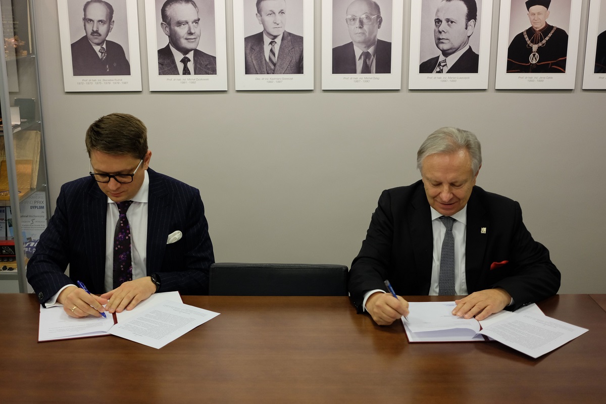 Dr inż. Michał Kwiecień i prof. Jerzy Sładek podpisują porozumienie