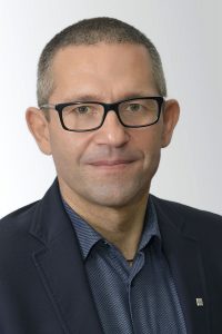 Zdjęcie portretowe mężczyzny w okularach