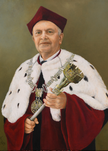 Portret rektora Andrzeja Białkiewicza w todze, birecie i łańcuchu. W dłoniach trzyma berło.