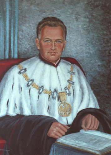 Portret rektora Jana Kaczmarka w todze i łańcuchu
