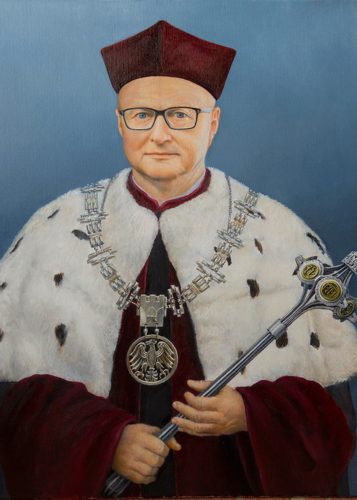 Portret rektora Jana Kaziora w todze, birecie i łańcuchu. W dłoniach trzyma berło.