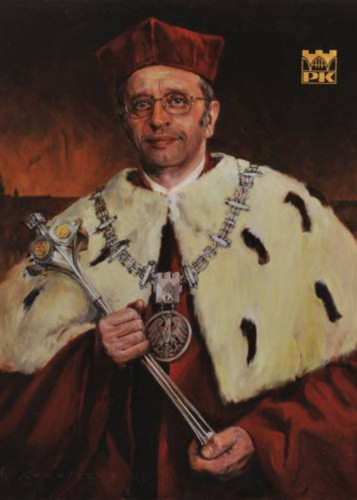 Portret rektora Józefa Gawlika w todze, birecie i łańcuchu. W dłoniach ma berło rektorskie. W prawym górnym rogu portretu widać złoty sygnet Politechniki.