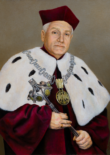Portret rektora Kazimierza Furtaka w todze, birecie i łańcuchu, z berłem uczelnianym w dłoniach