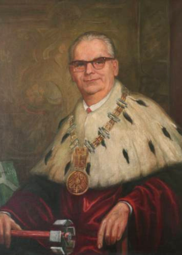 Portret rektora Kazimierza Sokalskiego w todze, łańcuchu i z berłem