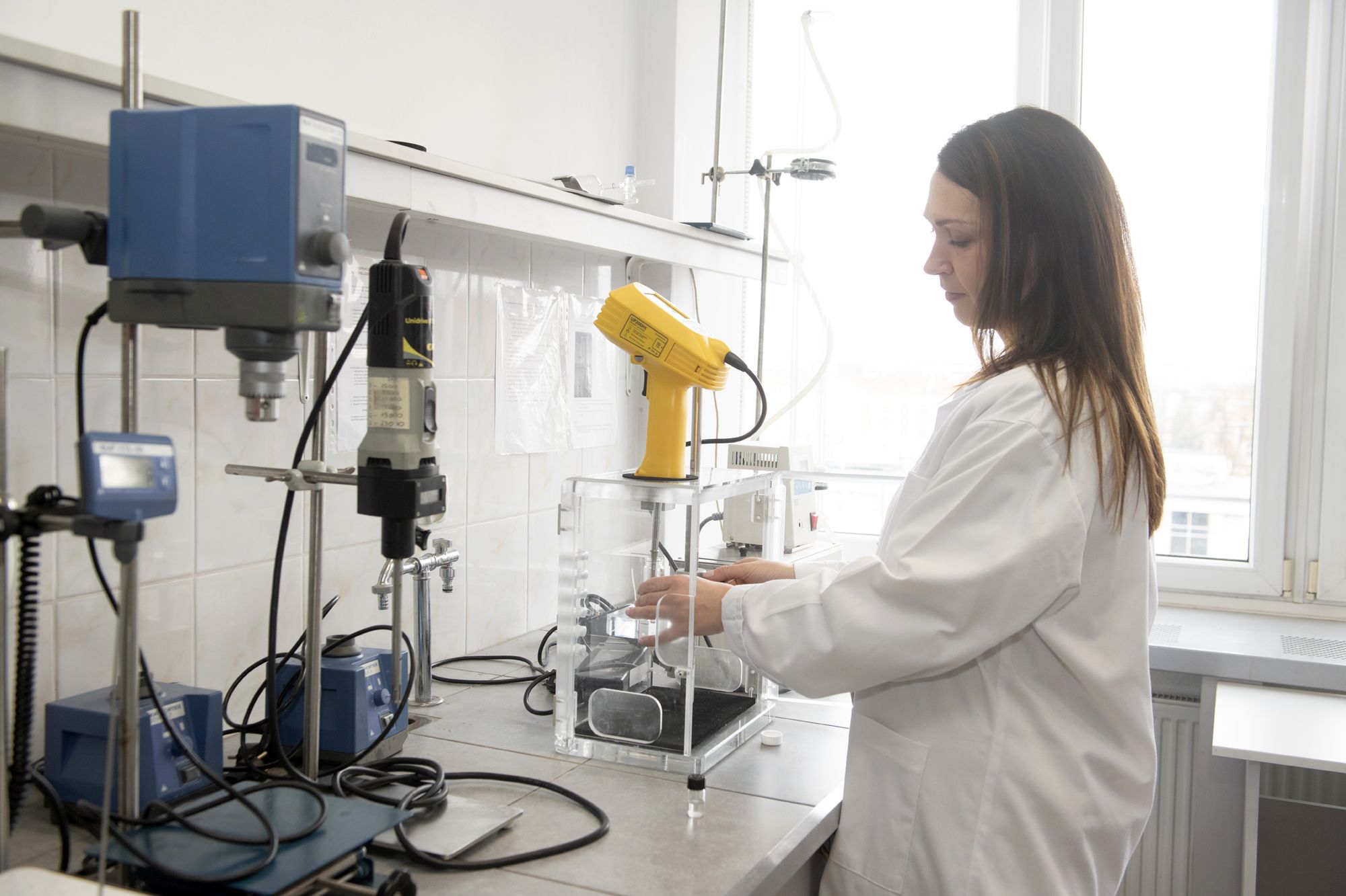 PK KUT researcher Elwira Lasoń working on alcohol-free parfumes in university laboratory
