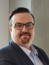 Jest absolwentem Wydziału Inżynierii Politechniki Krakowskiej na kierunku budownictwo (studia magisterskie oraz doktoranckie). W Krakowskiej Szkole Biznesu Uniwersytetu Ekonomicznego w Krakowie ukończył studia MBA (Master of Business Administration). Dodatkowo jest absolwentem Szkoły Trenerów Biznesu oraz Szkoły metody Braincore – neuronauka. Były członek Zarządu oraz Rady Doradczej Eurodoc – Europejskiej Rady Doktorantów i Młodych Naukowców z siedzibą w Brukseli. Były członek Zarządów, Rad Fundacji i Rad Nadzorczych spółek i podmiotów działających w obszarze m.in. elektromobilności, ICT, innowacji, deeptechu. Złoty Wychowanek Politechniki Krakowskiej oraz jeden z pomysłodawców Klubu Biznesu na naszej Uczelni.