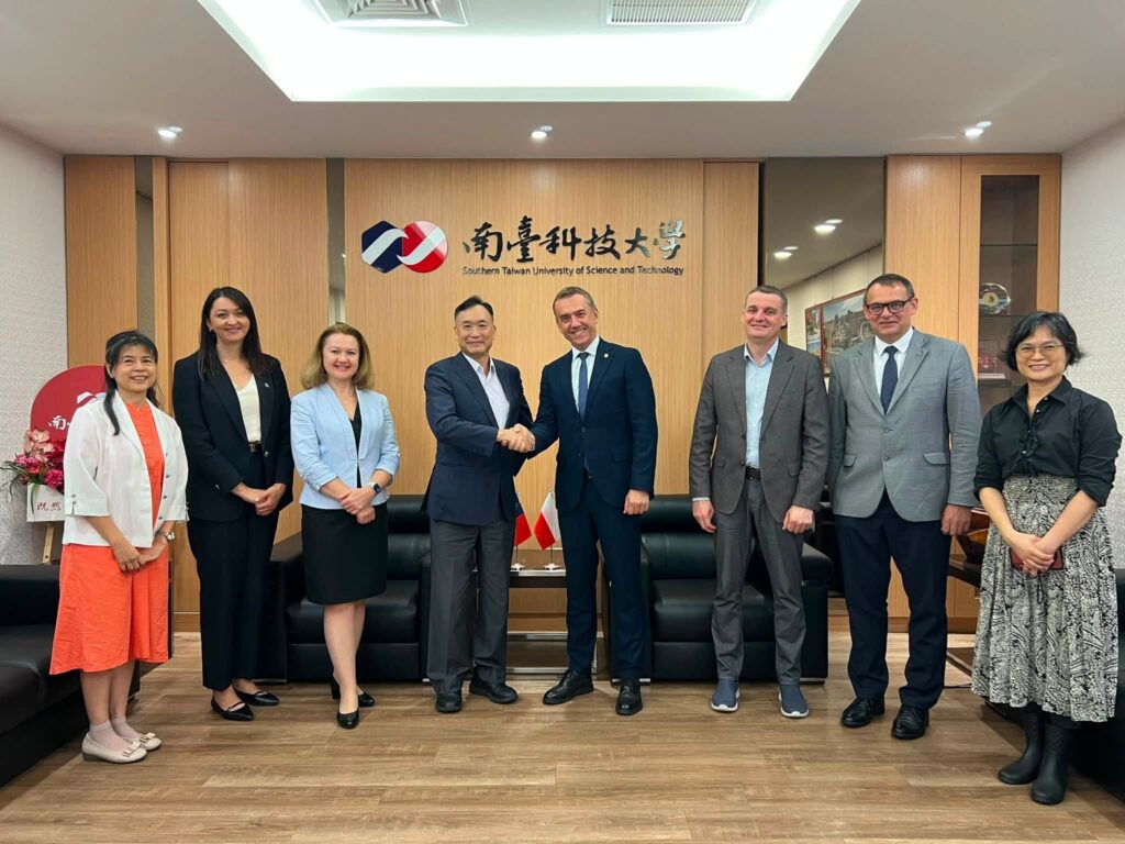 Meeting of representatives of Cracow University of Technology (CUT) introducing a new international second-cycle degree programme, "Semiconductor and Integrated Systems (SIS)," developed jointly with Taiwan's Southern Taiwan University of Science and Technology (STUST). The agreement was signed on 27 August 2026 in Taiwan by CUT Rector Prof. Andrzej Szarata and STUST President Prof. Nen-Fu Huang,
