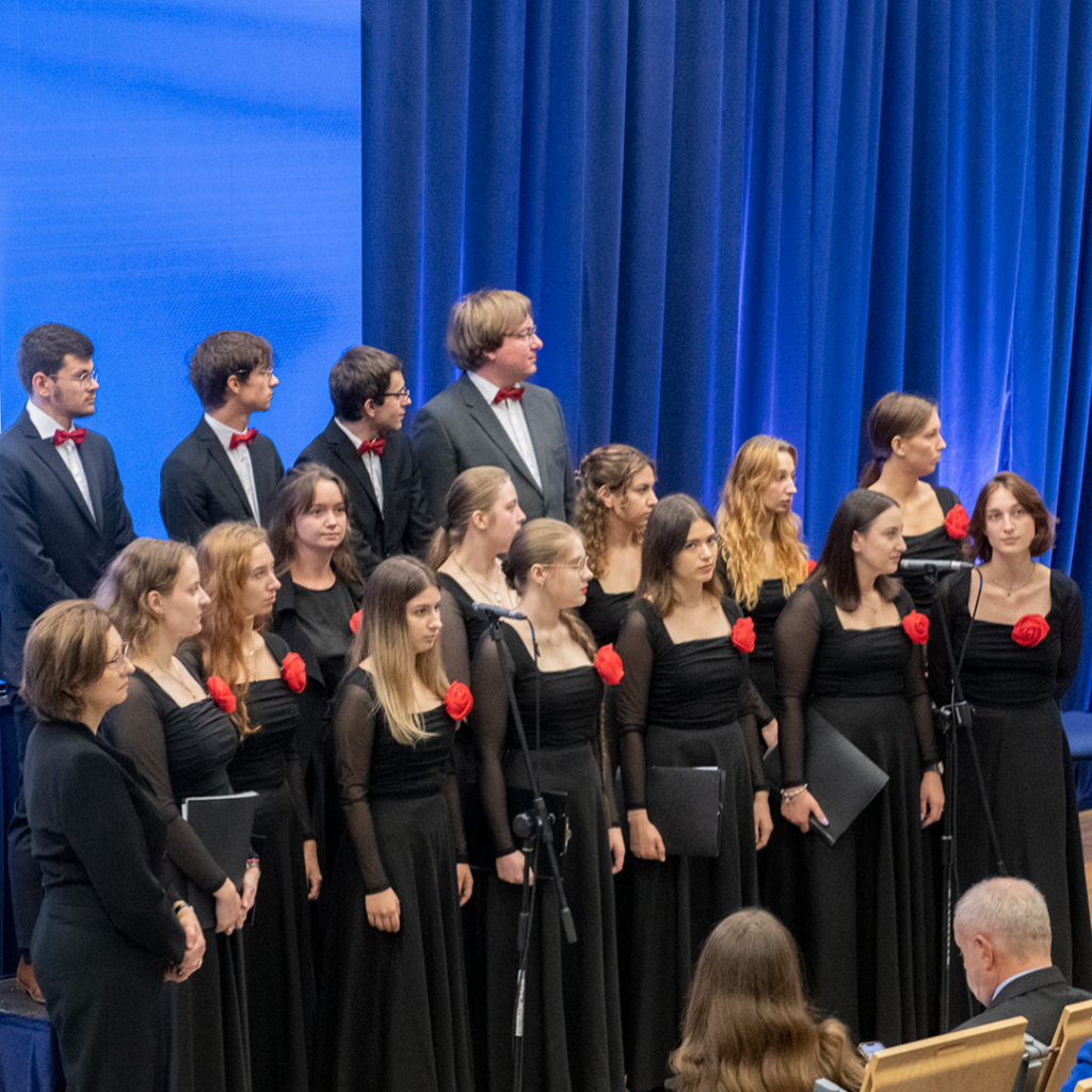 Chór Cantata: grupa mężczyzn i kobiet ubranych ba czarno