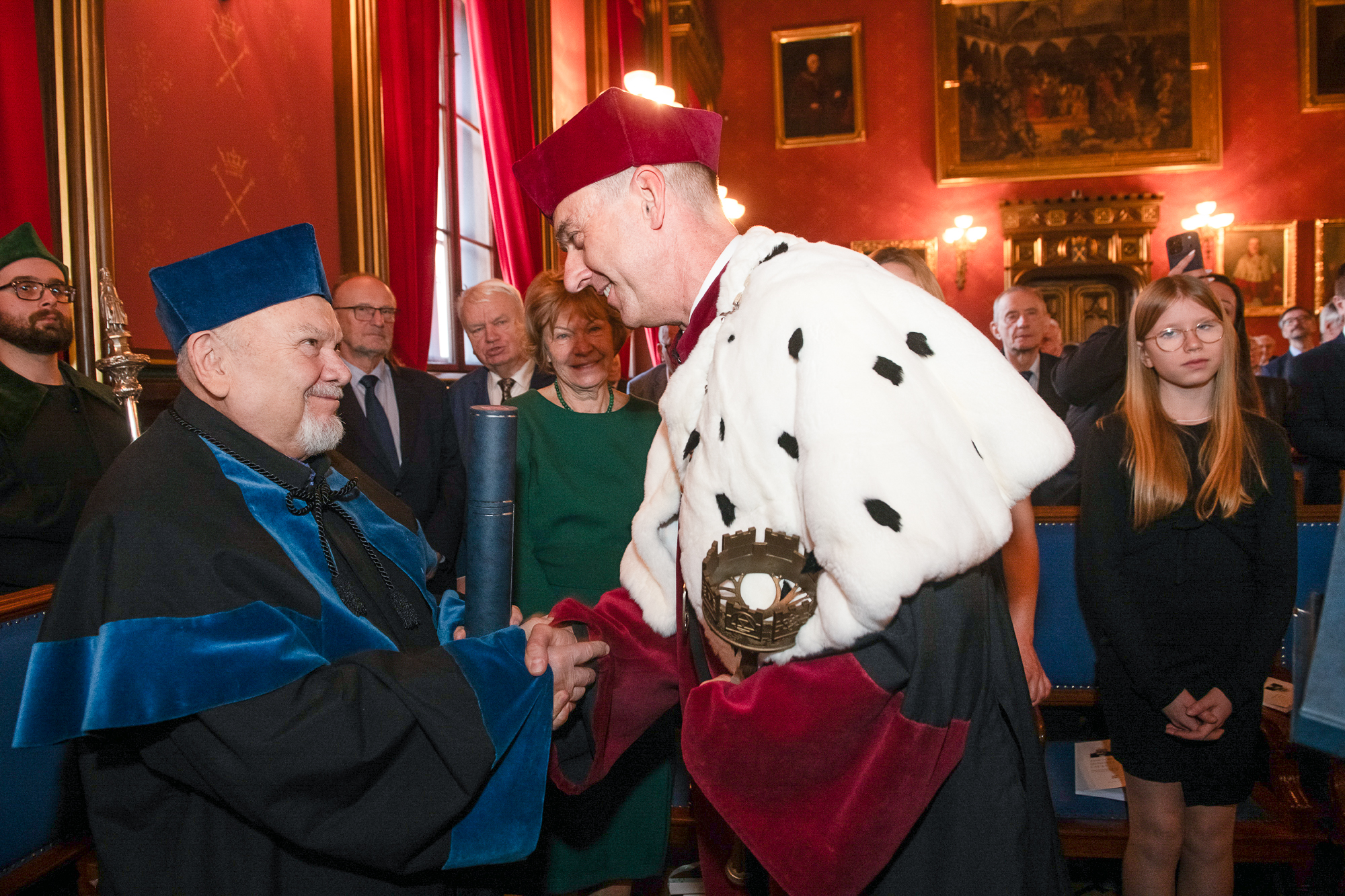 Prof. Tadeusiewicz odbiera gratulacje od rektora Politechniki Krakowskiej