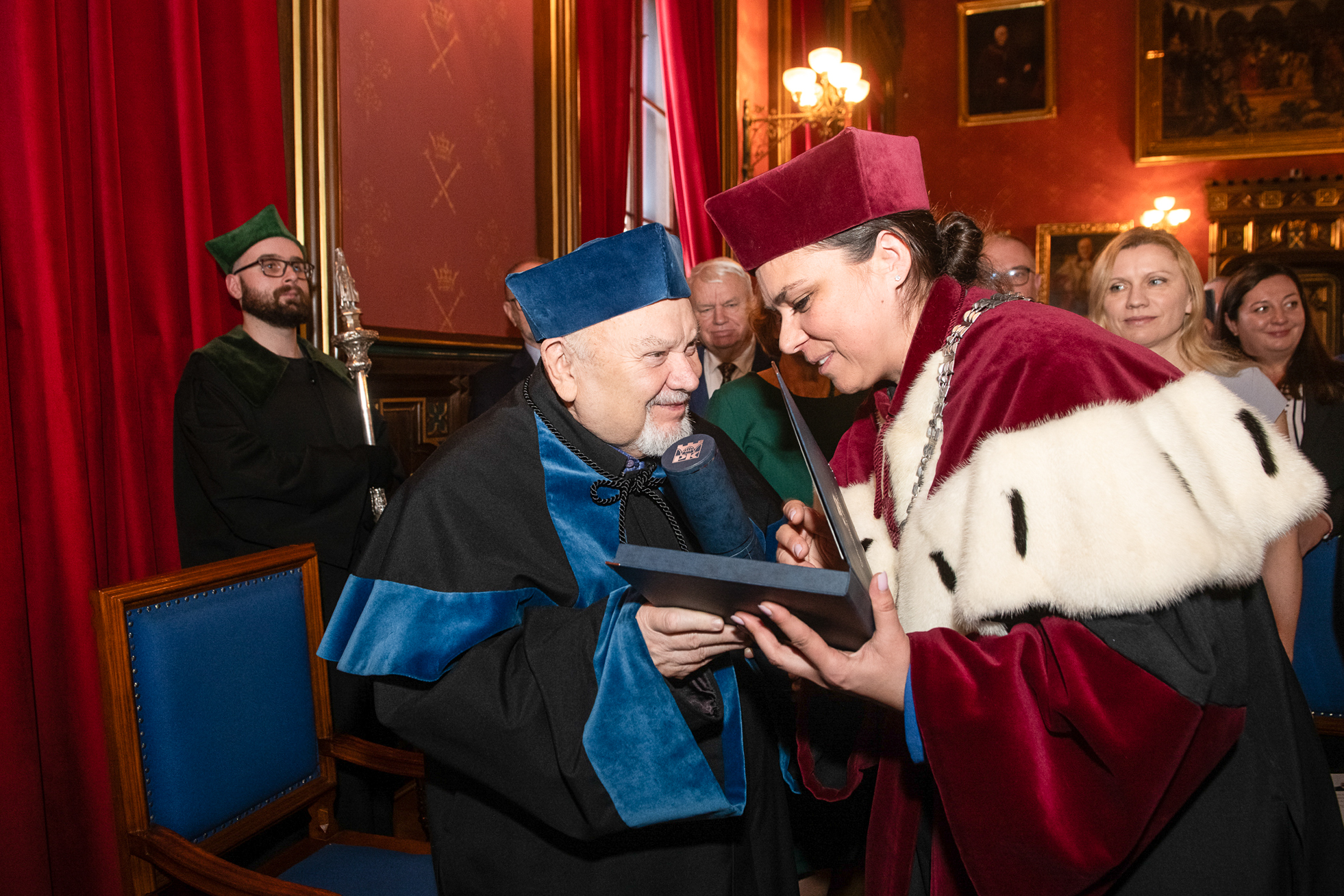 Prorektor Magdalena Niemczewska-Wójcik wręcza prof. Tadeusiewiczowi okolicznościowy medal