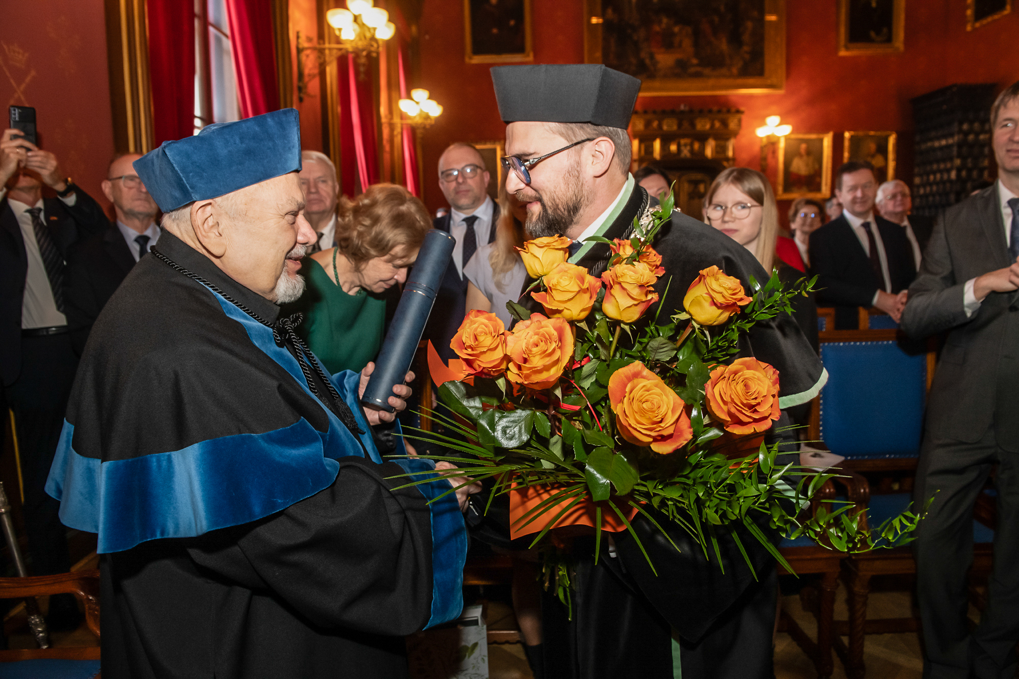 Prof. Paweł Pławiak przekazuje gratulacje prof. Tadeusiewiczowi