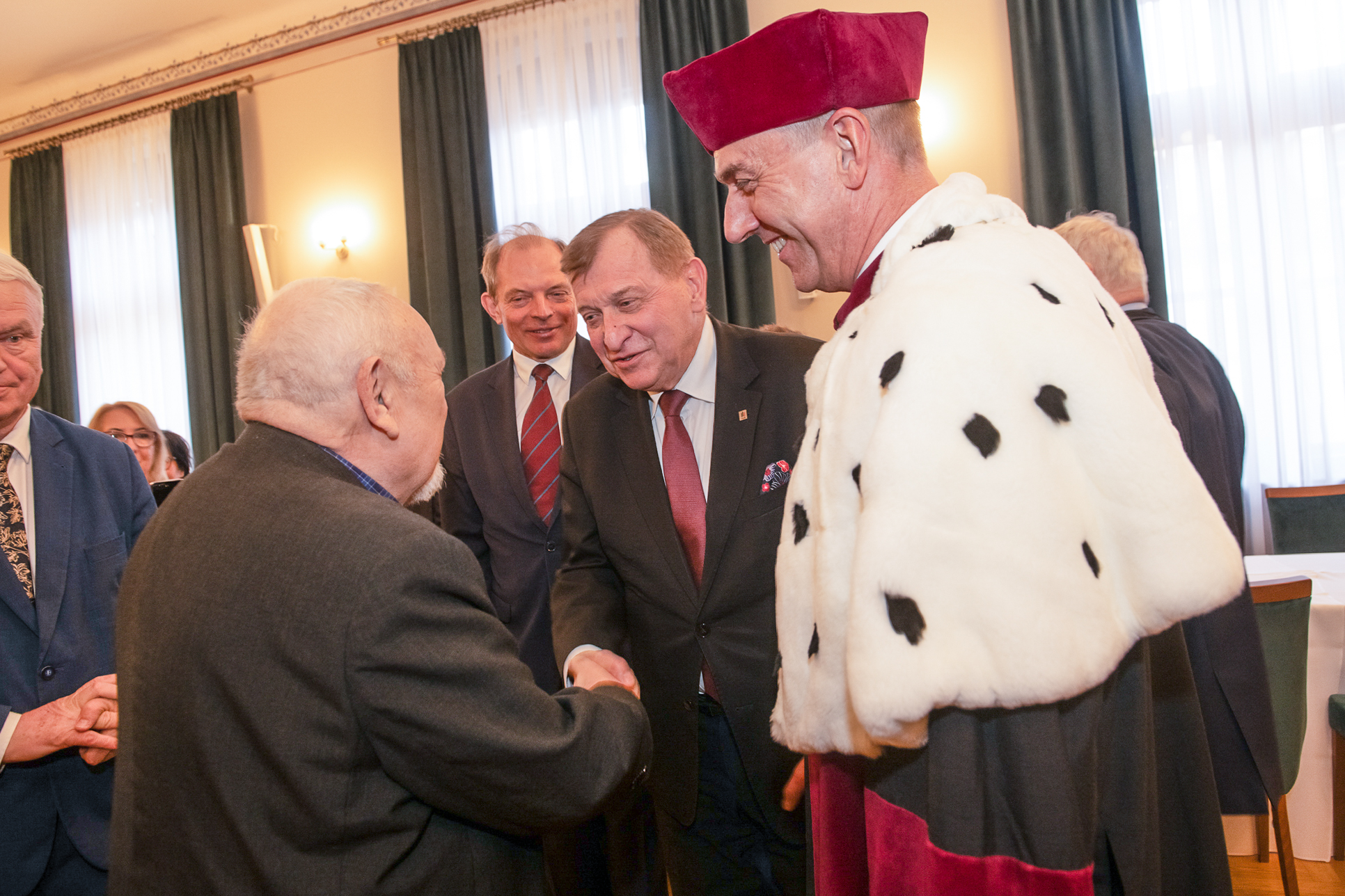 Rektor AGH prof. Jerzy Lis gratuluje prof. Tadeusiewiczowi. Obok rektor PK prof. Andrzej Szarata