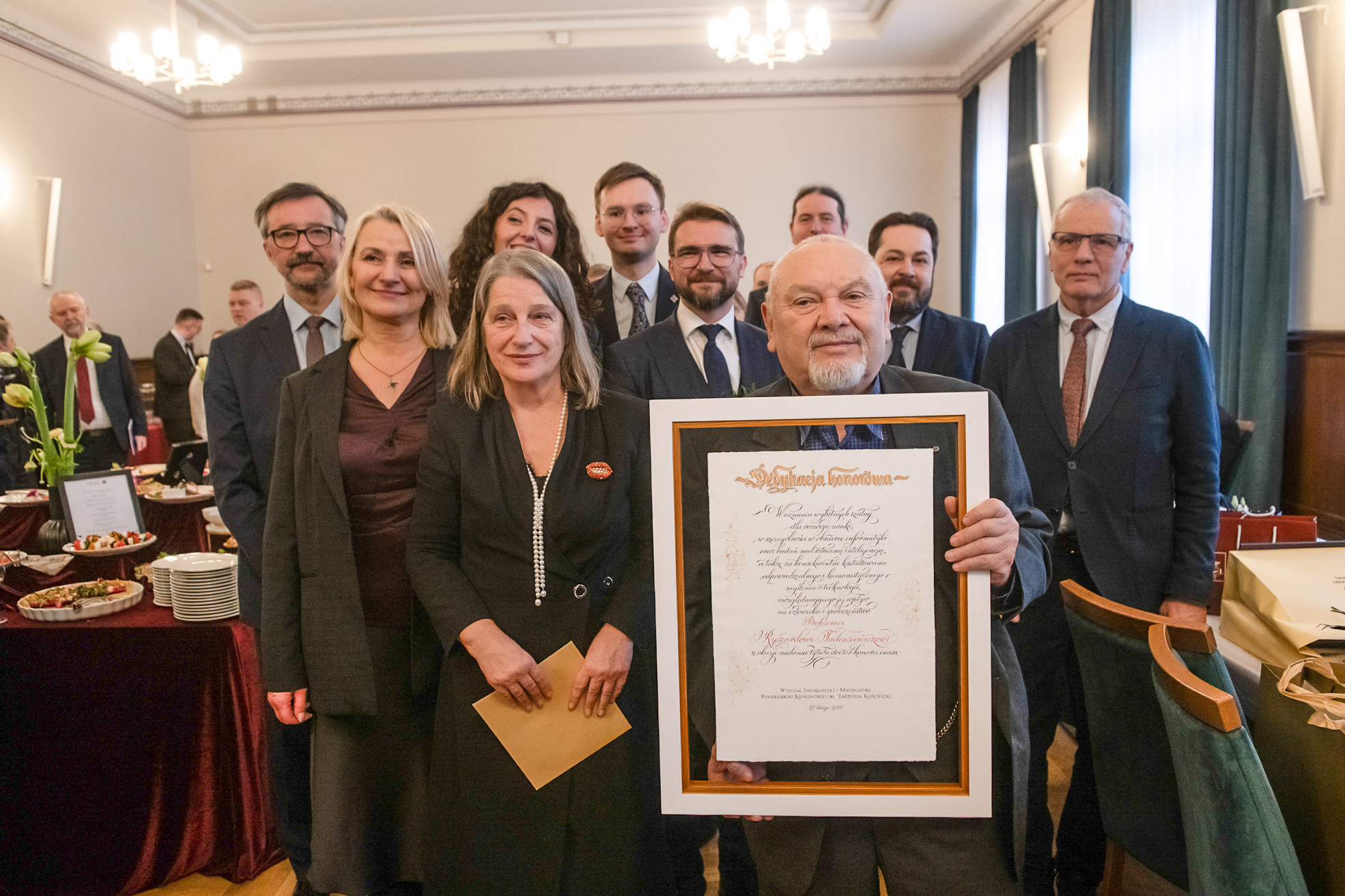 Prof. Tadeusiewicz pozuje do zdjęcia z pamiątkowym dyplomem i pracownikami Wydziału Informatyki i Matematyki