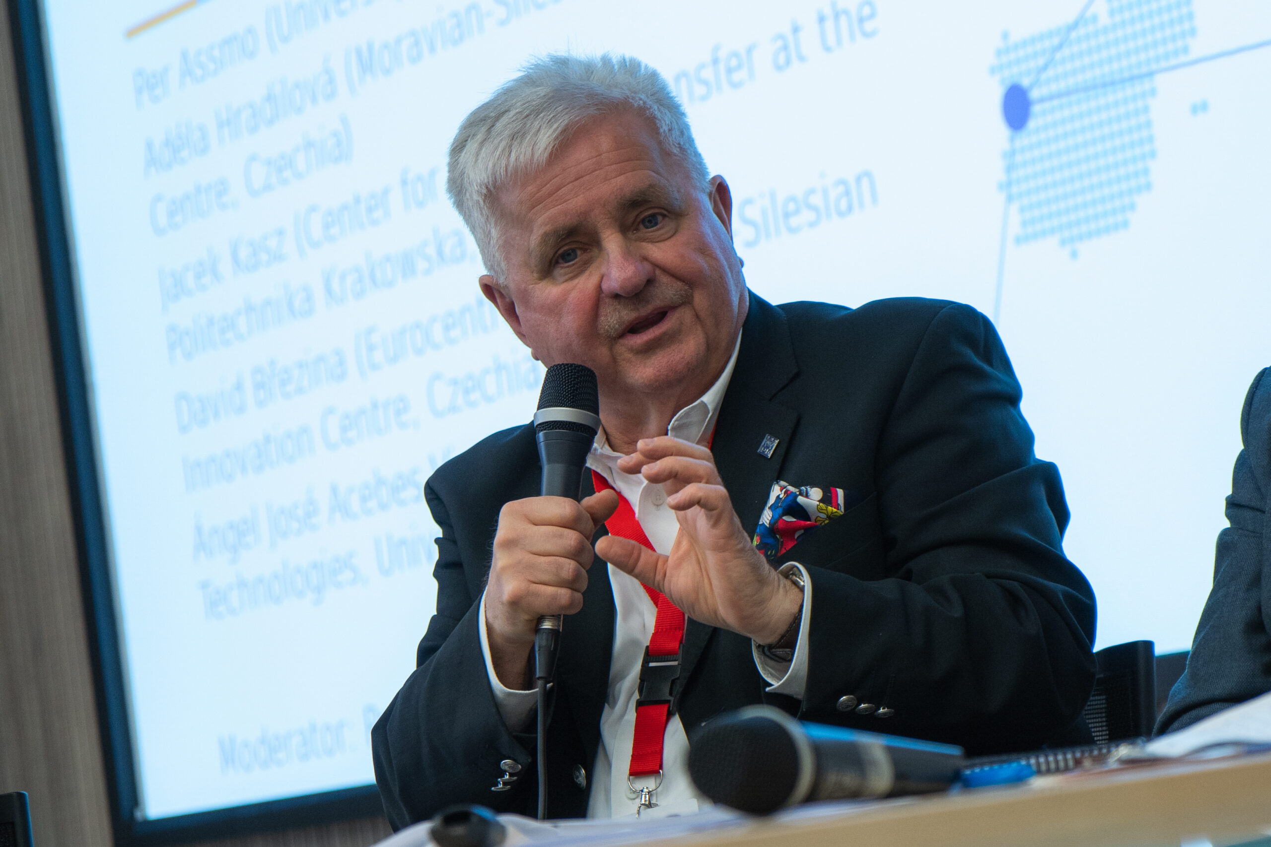 Starszy mężczyzna mówi do mikrofonu