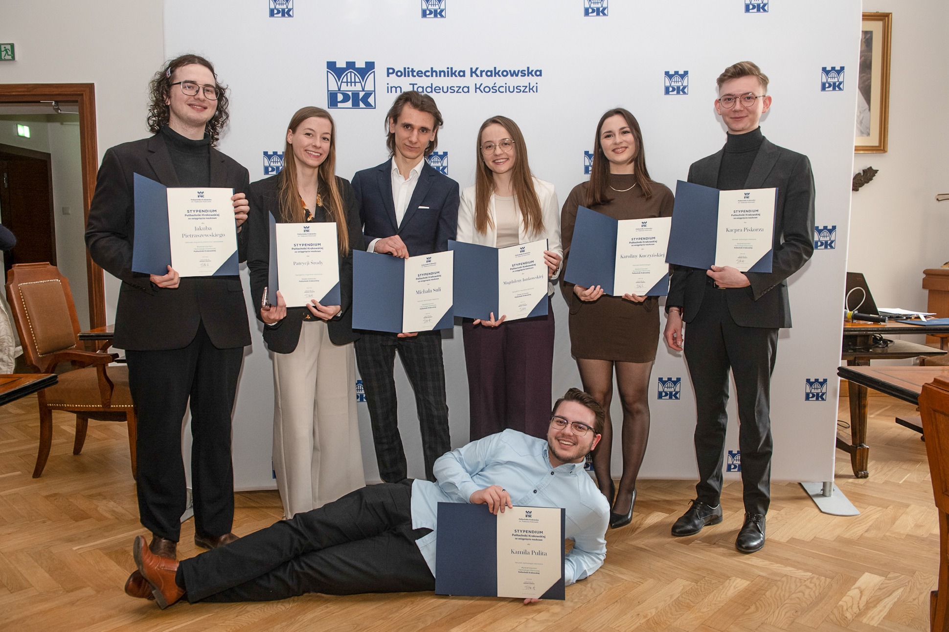 Laureaci stypendium pozują do wspólnego zdjęcia