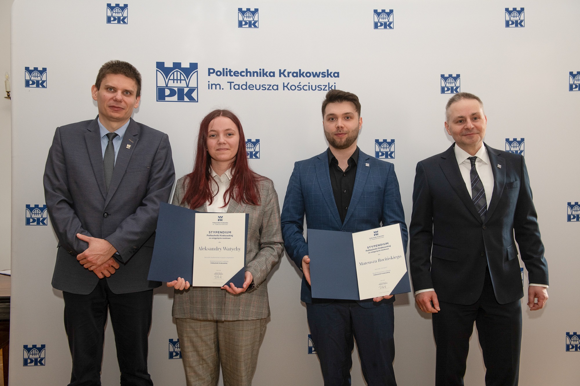 Laureaci z Wydziału Inżynierii Lądowej pozują do wspólnego zdjęcia z prorektorem Markiem Bauerem i prodziekanem Marcinem Tekielim