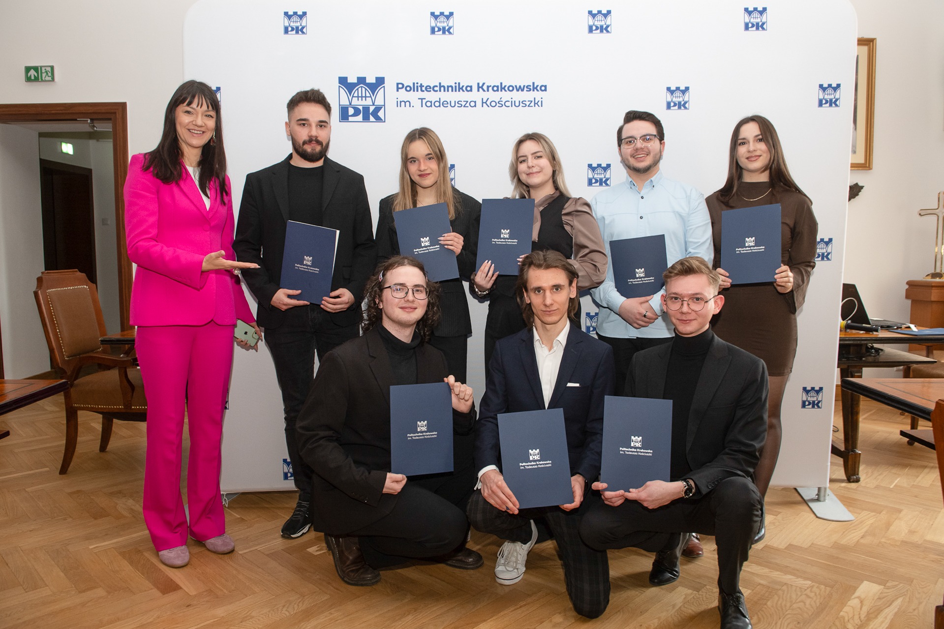 Laureaci z Wydziału Inżynierii i Technologii Chemicznej pozują do wspólnego zdjęcia z prof. Katarzyną Gorazdą