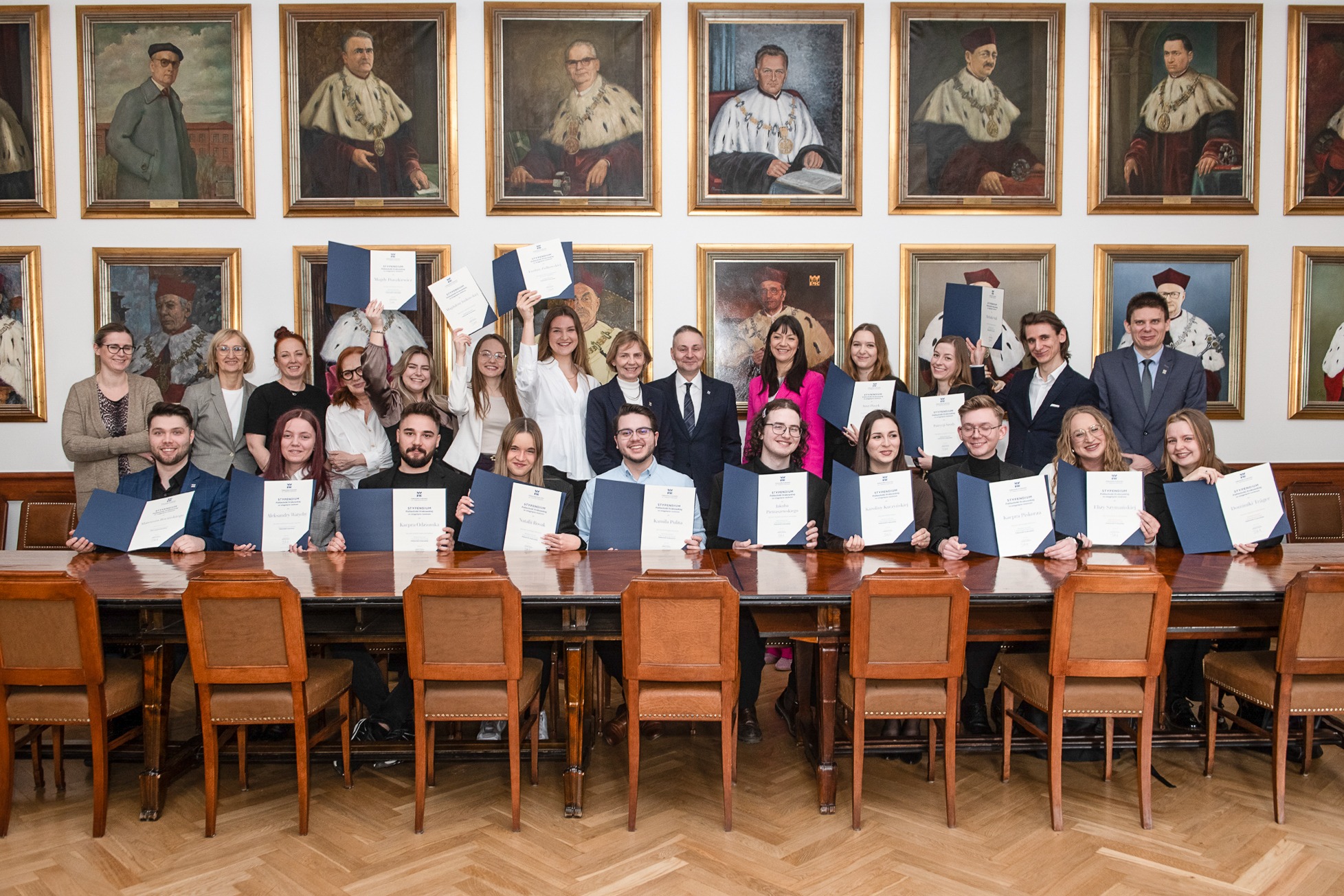 Laureaci stypendium i przedstawiciele PK pozują do wspólnego zdjęcia