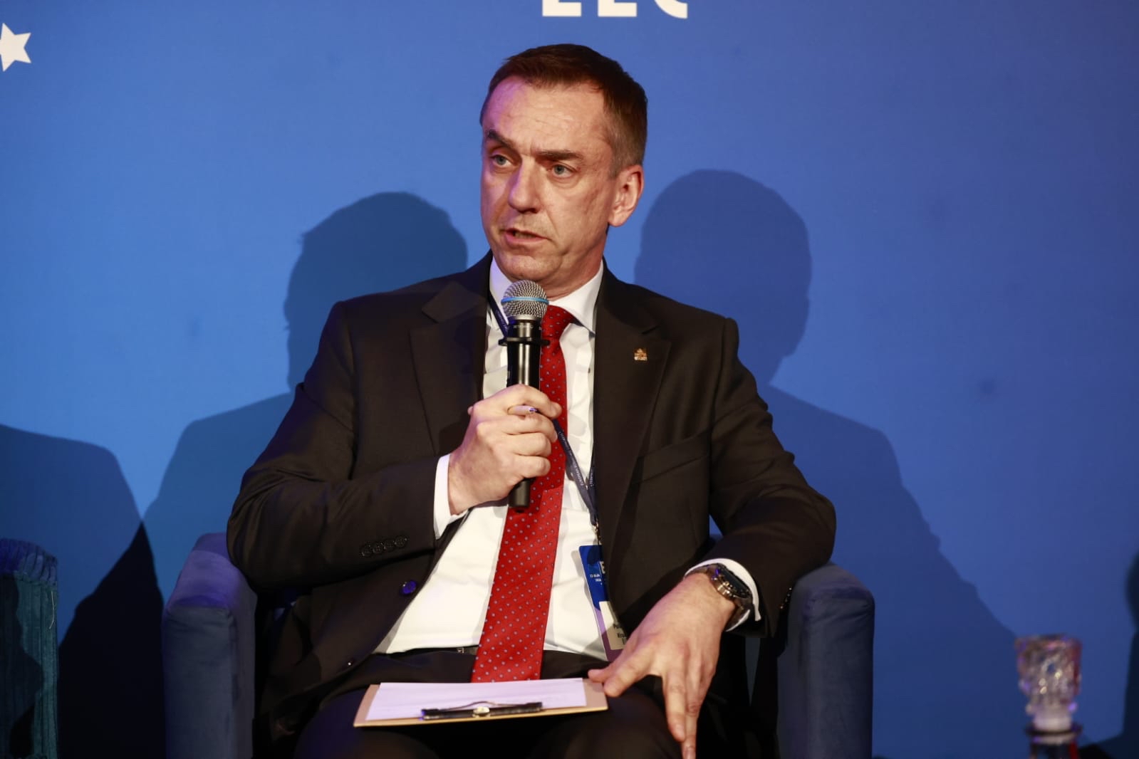 Rektor Politechniki Krakowskiej mówi do mikrofonu