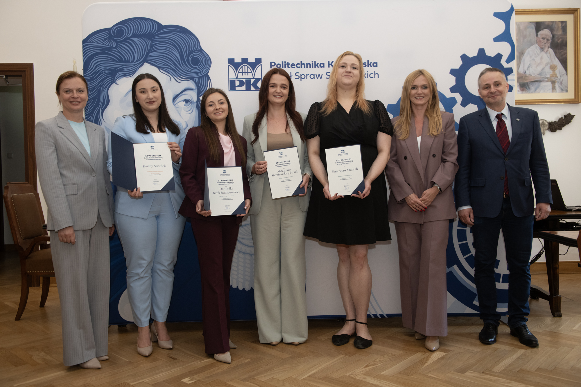 Laureaci pozują do wspólnego zdjęcia z prorektorem Markiem Bauerem