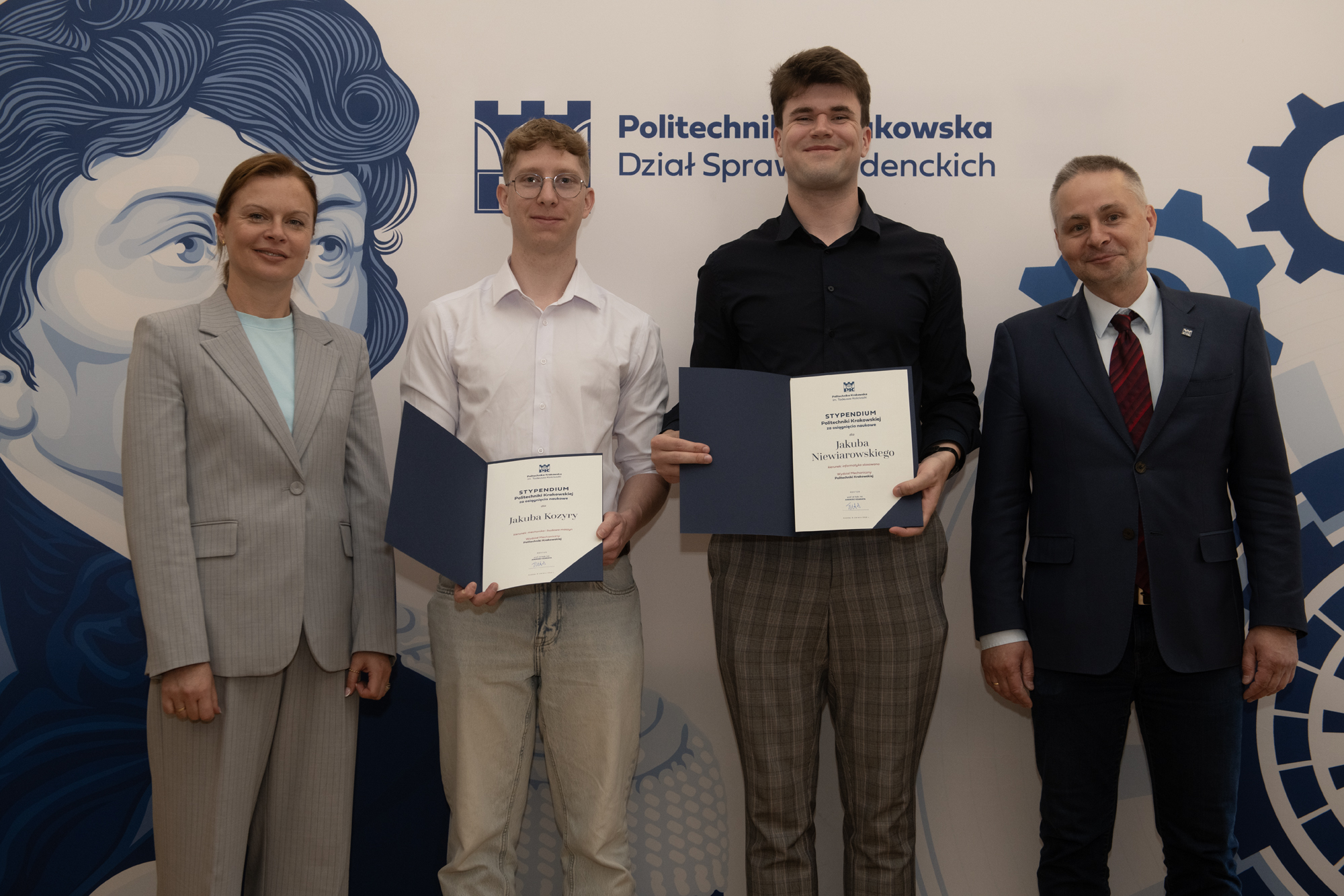 Laureaci pozują do wspólnego zdjęcia z prorektorem Markiem Bauerem