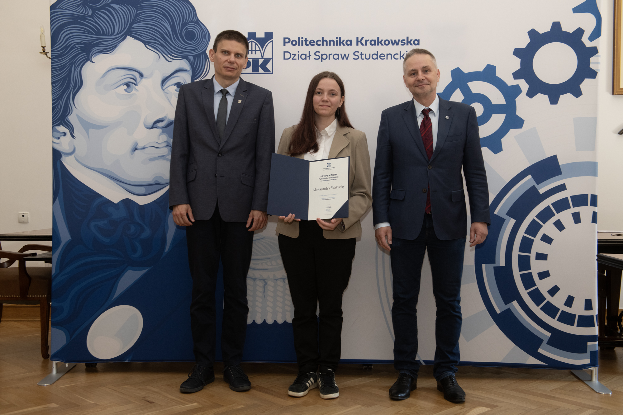 Laureaci pozują do wspólnego zdjęcia z prorektorem Markiem Bauerem