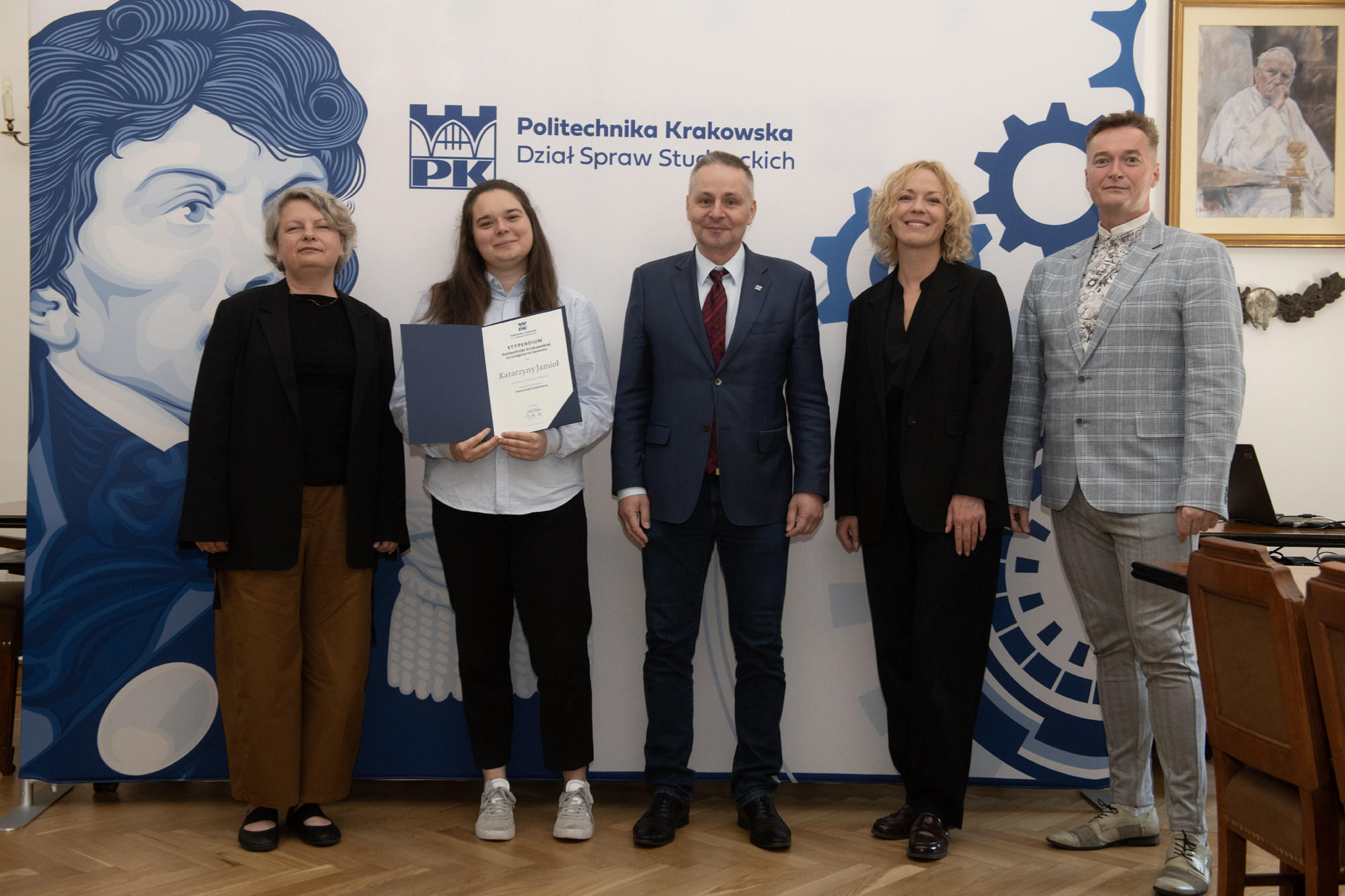 Laureaci pozują do wspólnego zdjęcia z prorektorem Markiem Bauerem