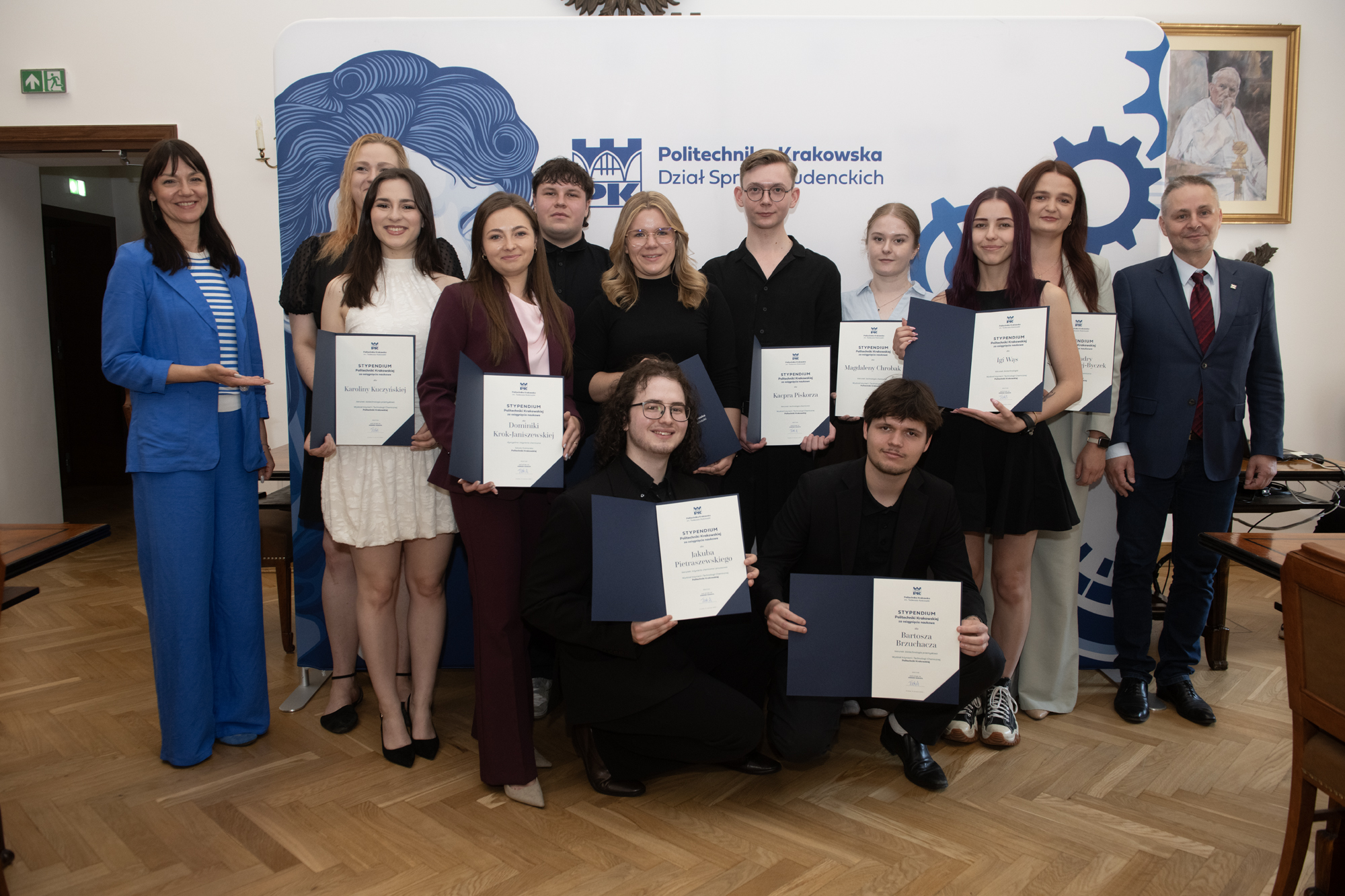Laureaci pozują do wspólnego zdjęcia z prorektorem Markiem Bauerem