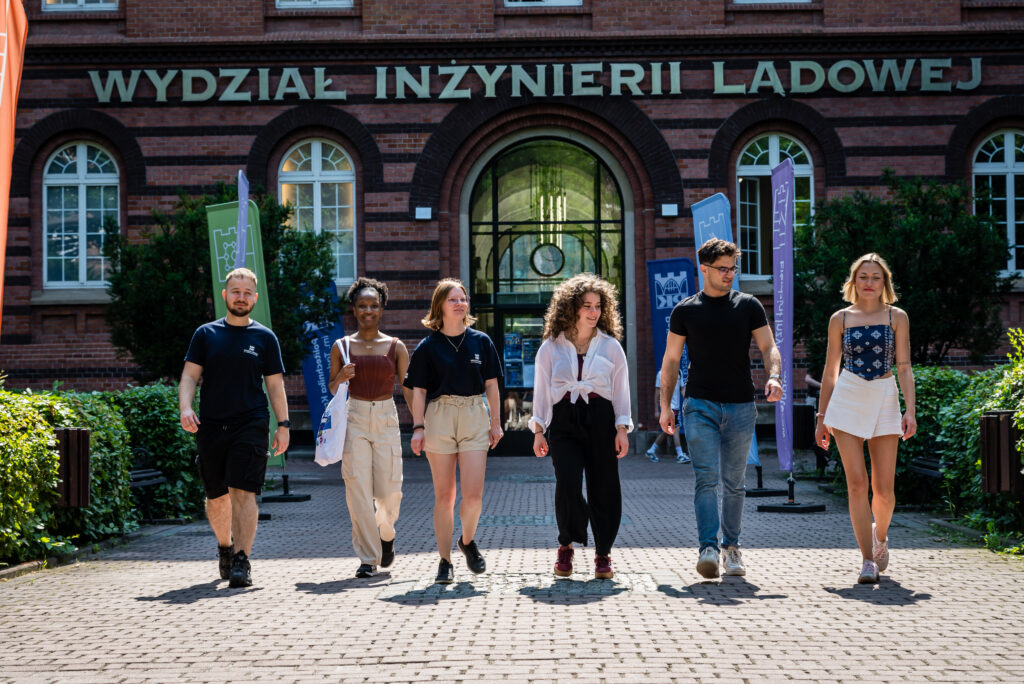 A group of international students at the main coiurtyard of PK Krakow University of Technolkogy courtyard
