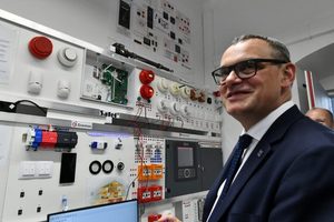 Dean Prof. Sułowicz against the background of new research apparatus