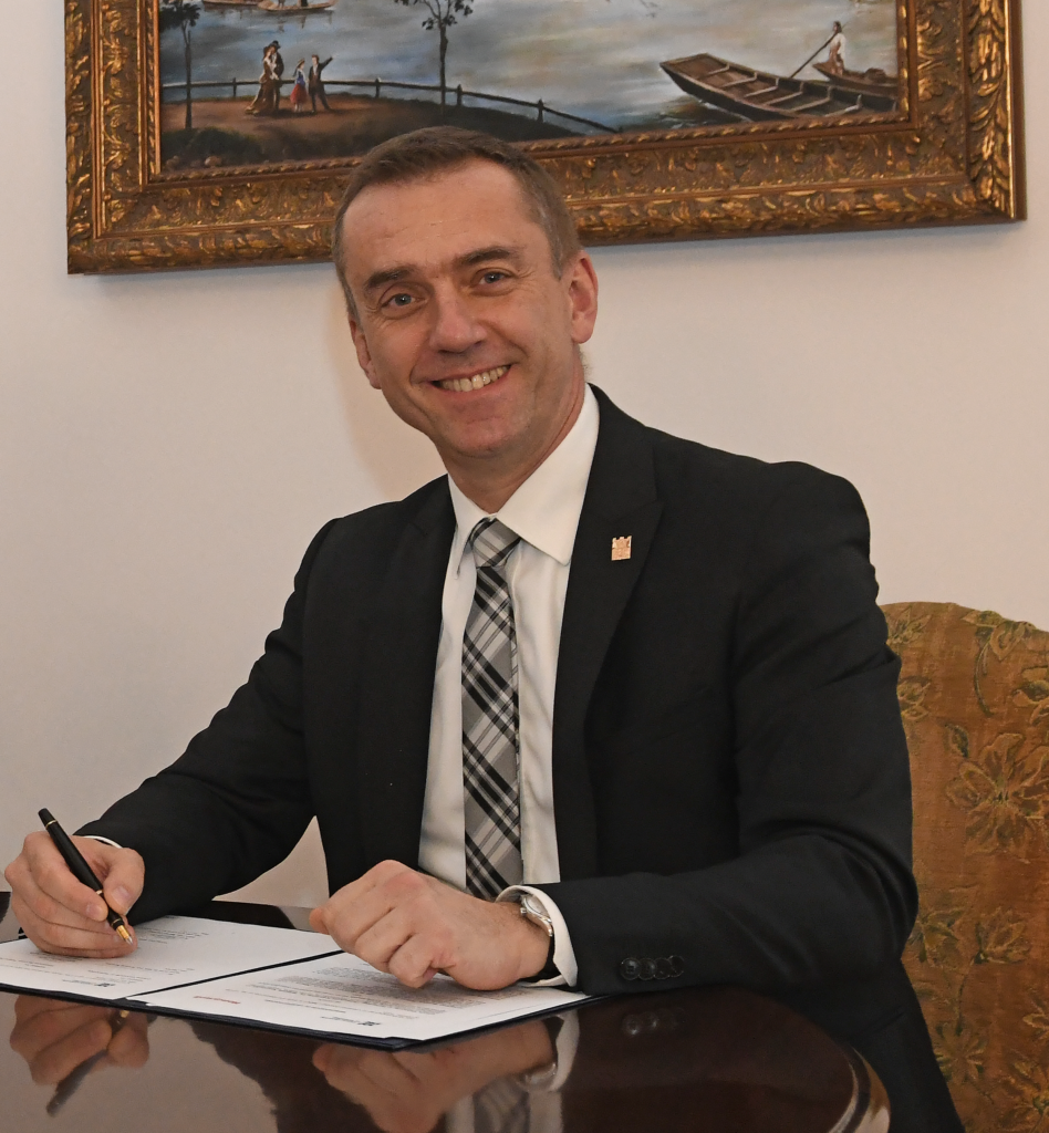 rektor Andrzej Szarata w garniturze