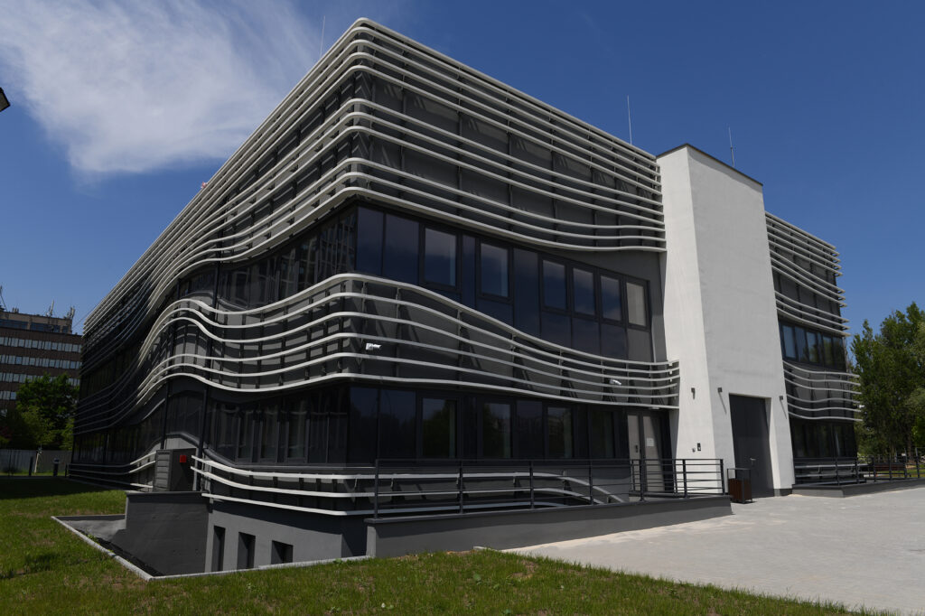 Budynek o ciekawej, przestrzennej strukturze, przypominającej fale. Laboratorium Aerodynamiki Środowiskowej