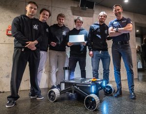 COMET rover team with astronaut Sławosz Uznański-Wiśniewski. From left to right: Jakub Klimek, Marcin Fortuna, Mateusz Raźny, Krzysztof Periy, Wojciech Blicharz, and Sławosz Uznański-Wiśniewski. Photo: Robert Żewecki