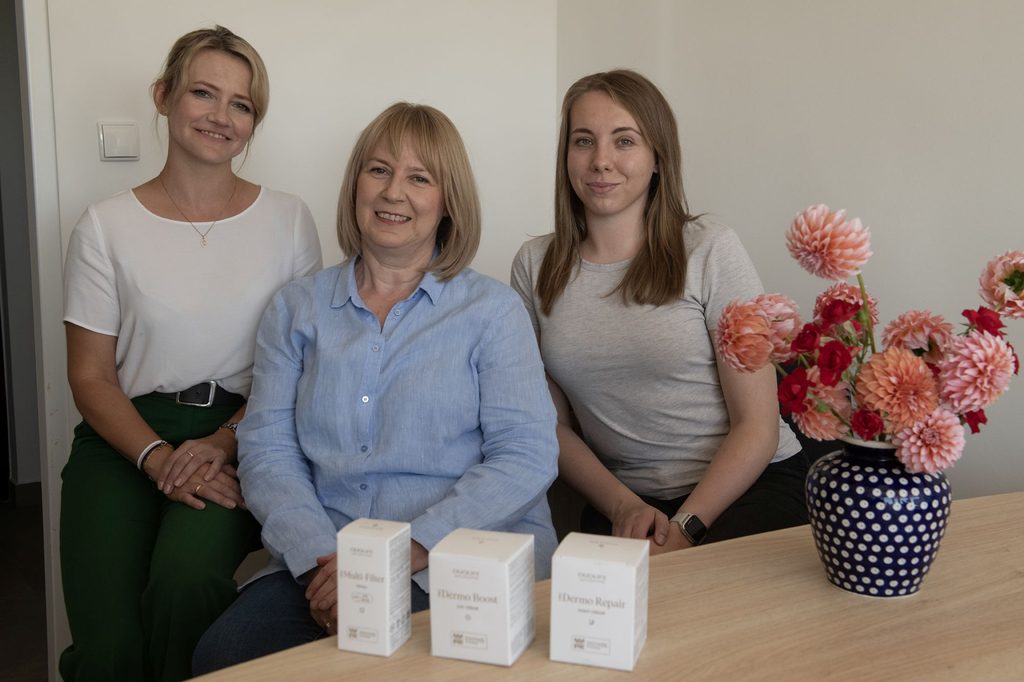PK KUT inventors with the Anti-Pollution creams: Prof. Magdalena Malinowska, Prof. Elżbieta Sikora, Anna Dziki, M.Sc. Eng. Photo: Jan Zych