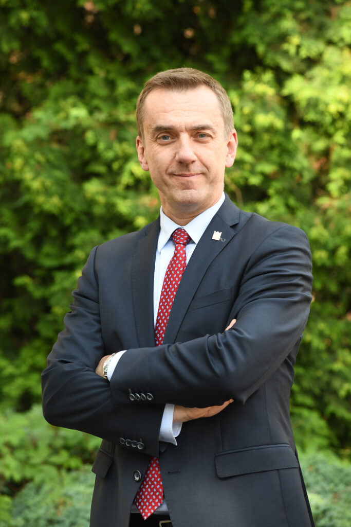 Rektor Andrzej Szarata w garniturze