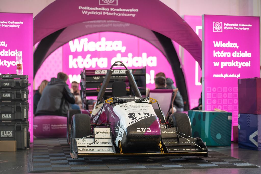 PK KUT's hydrogen hybrid race car presented at the Faculty of Mechanical Engineering stand
