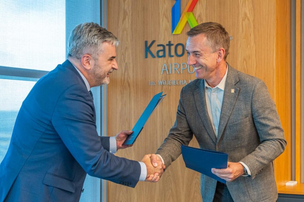 Rector of the University, Professor Andrzej Szarata, and Artur Tomasik, President of the Management Board of Upper Silesian Aviation Group, the operator of Katowice Airport
