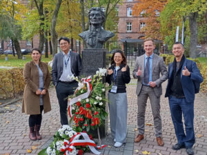 Participants of the 4th Polish–Taiwanese Technology Forum gathered at the Tadeusz Kościuszko monument on the main campus of PK Krakow University of Technology.
