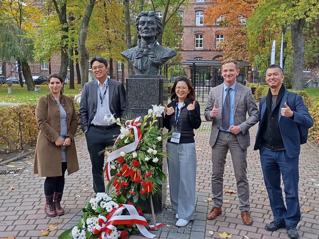 Participants of the 4th Polish–Taiwanese Technology Forum gathered at the Tadeusz Kościuszko monument on the main campus of PK Krakow University of Technology.