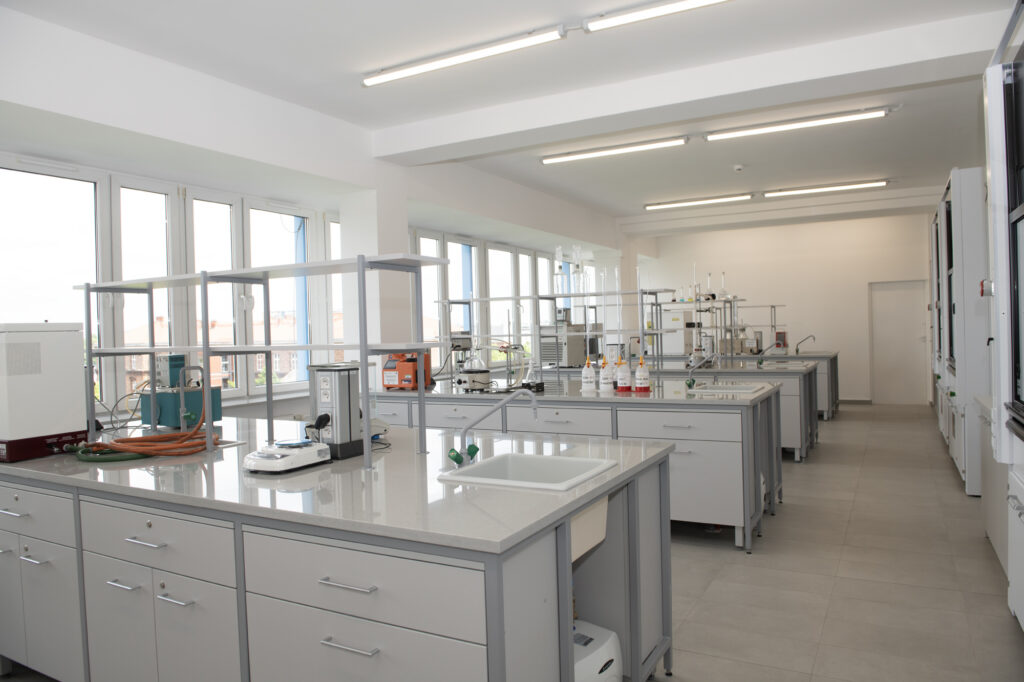 Jasne, białe pomieszczenie laboratoryjne