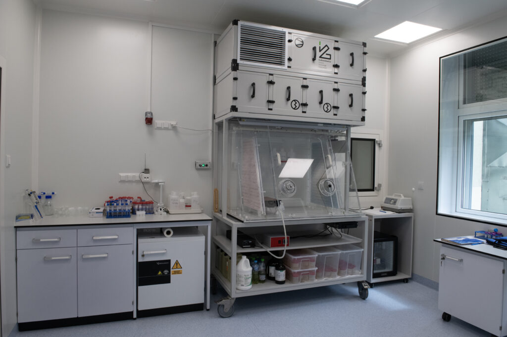 Laboratorium z nowoczesnymi maszynami badawczymi