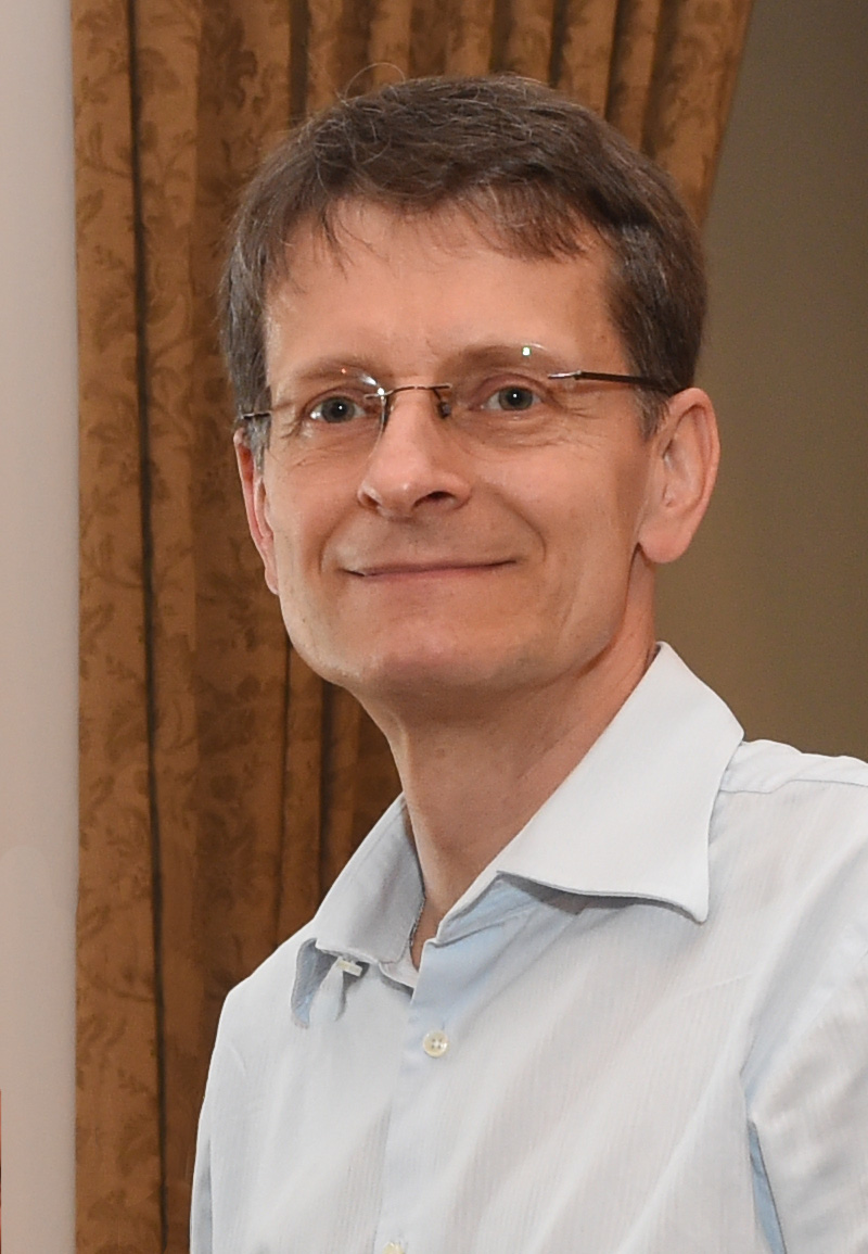 Profesor Jerzy Pamin, zdjęcie portretowe, mężczyzna w okularach i krawacie