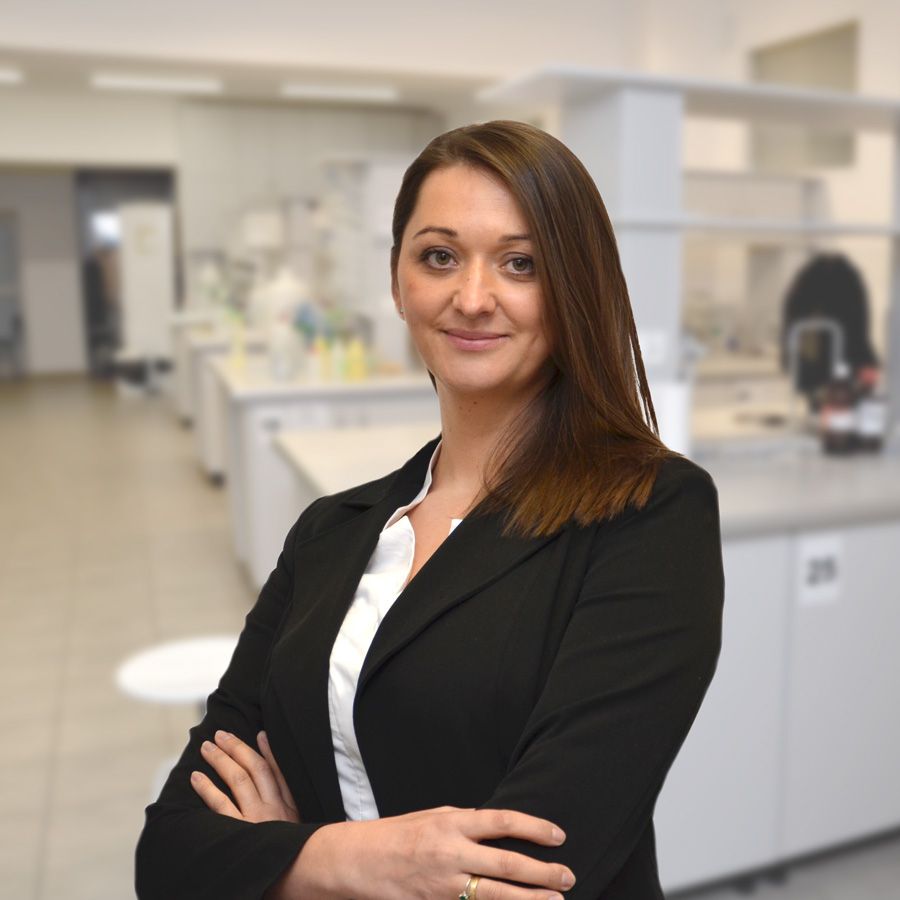 Profesor Katarzyna Matras-Postołek pozuje do zdjęcia w laboratorium